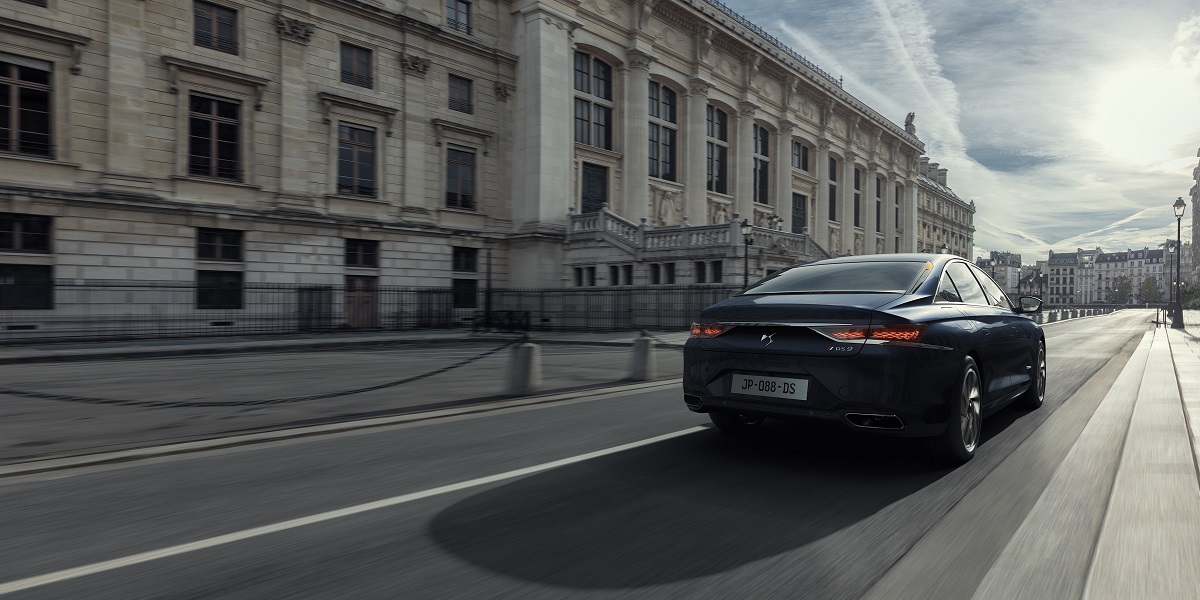 12-дюймовий екран в салоні і "поворотники" на даху: в Україну їде флагманський седан DS 9